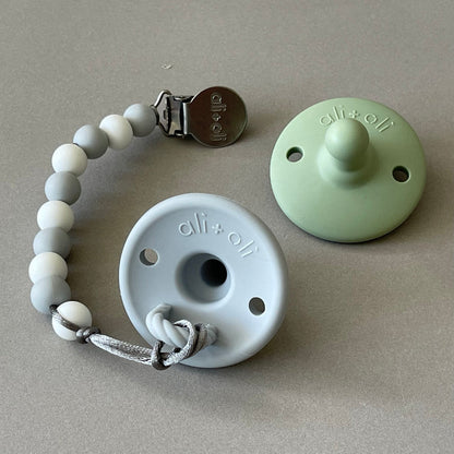 Ali+Oli Pacifier Set Round (Grey & Sage)