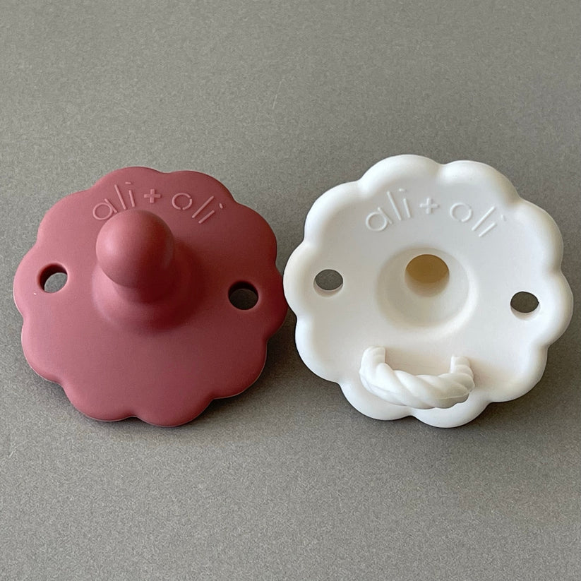 Ali+Oli Pacifier Set Flower (Cedar & Snow)