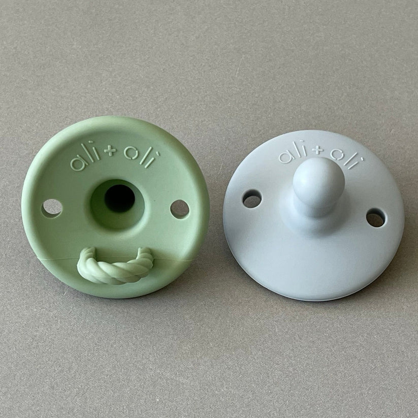 Ali+Oli Pacifier Set Round (Grey & Sage)